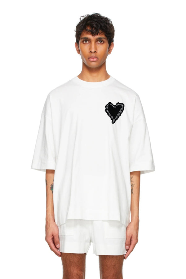 CAMISETA CLÁSICA CON CORAZÓN DE PÚAS DE BOLSILLO