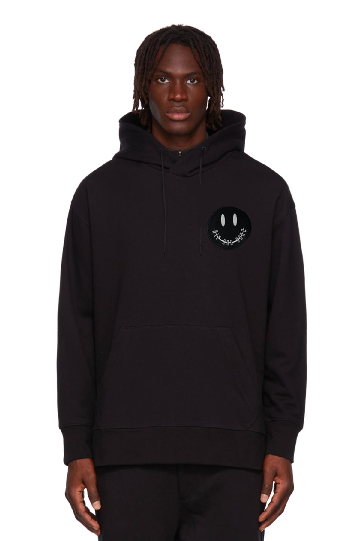 SUDADERA CLÁSICA CON CAPUCHA Y BOLSILLO BORDADO DE CARITA SONRIENTE NEGRA