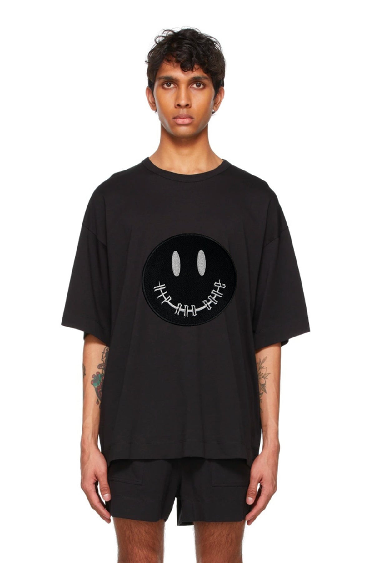 CAMISETA CLÁSICA DE CARITA SONRIENTE NEGRA
