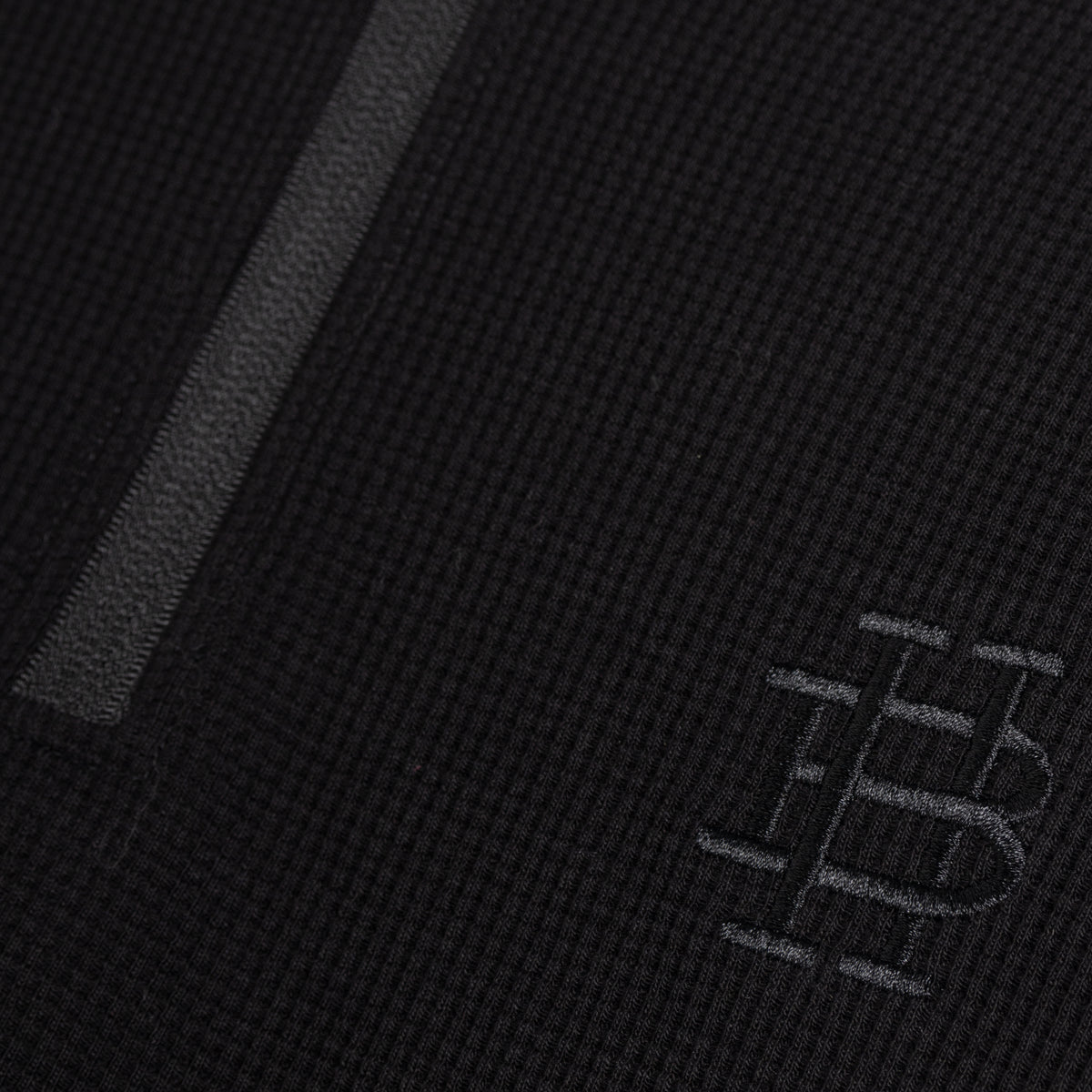 CAMISETA WAFFLE CON CREMALLERA NEGRA