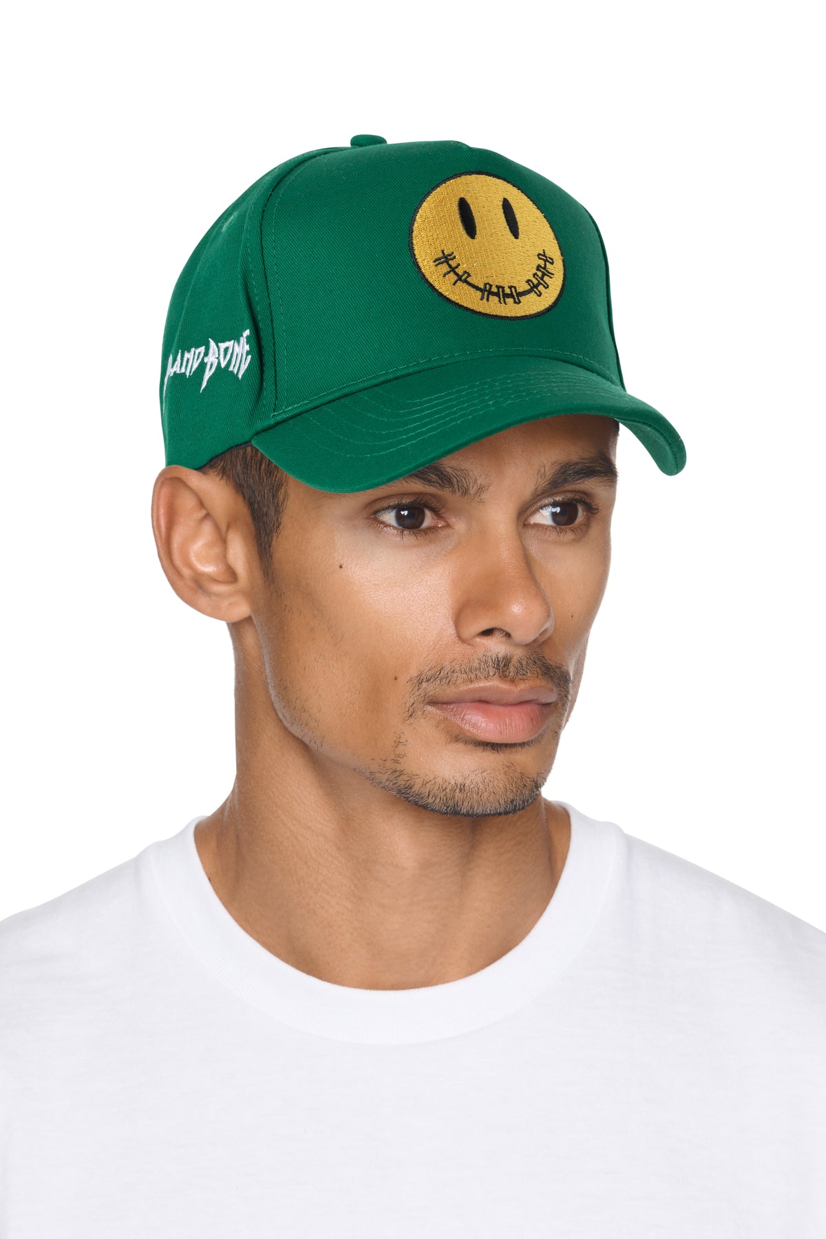GORRA MONOCROMO VERDE DE ALGODÓN CEPILLADO CON CARITA SONRIENTE Y CIERRE A PRESIÓN