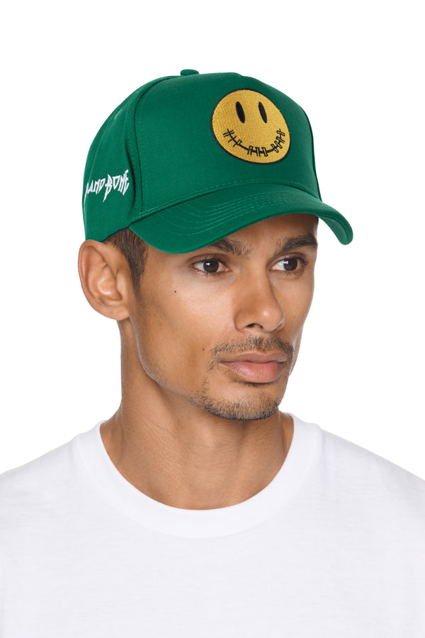 GORRA MONOCROMO VERDE DE ALGODÓN CEPILLADO CON CARITA SONRIENTE Y CIERRE A PRESIÓN