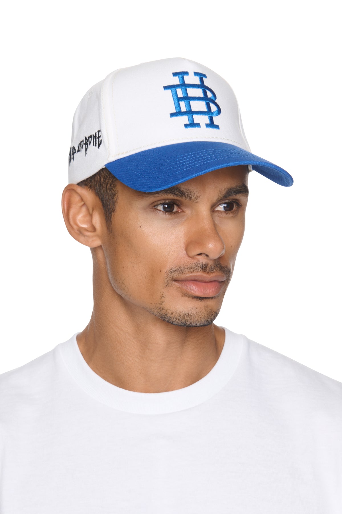 GORRA SNAPBACK BICOLOR CON MONOGRAMA DE CADERA Y HUESO