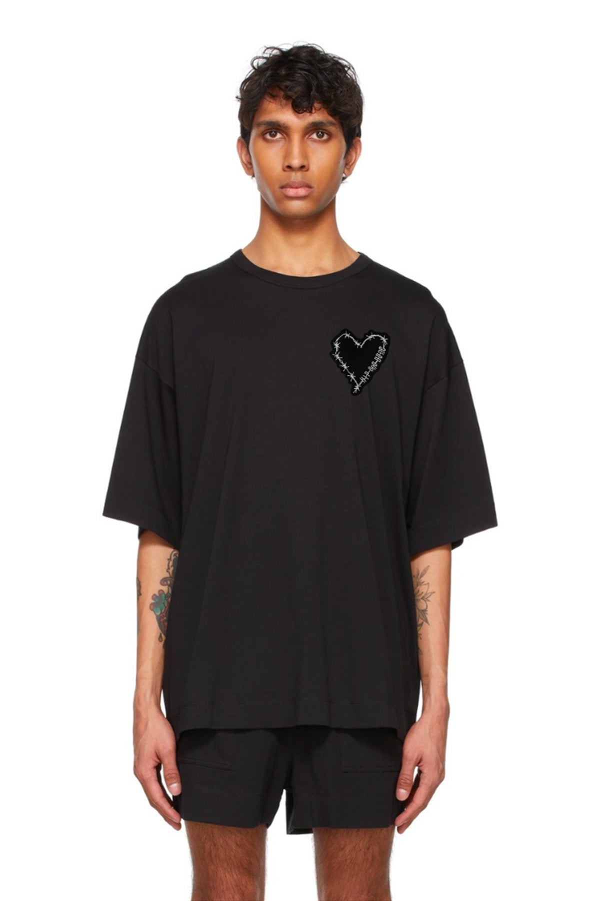 CAMISETA CLÁSICA CON CORAZÓN DE PÚAS DE BOLSILLO