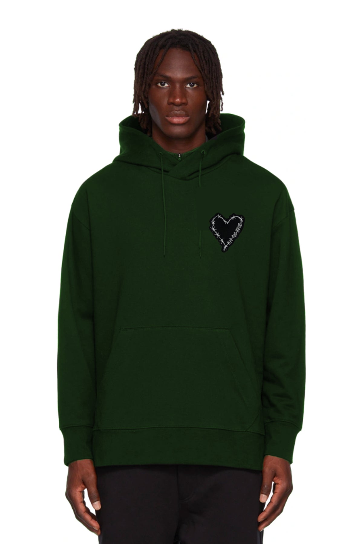 SUDADERA CLÁSICA CON CAPUCHA Y PARCHE DE CORAZÓN DE PÚAS EN EL BOLSILLO