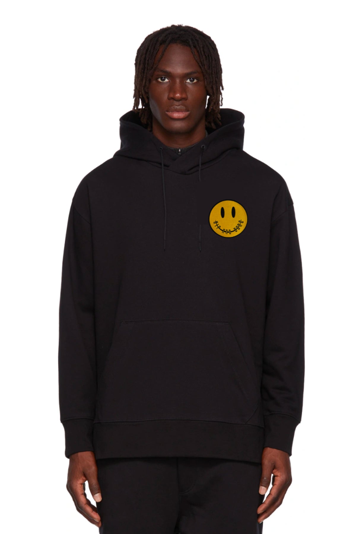 SUDADERA CLÁSICA CON CAPUCHA Y BOLSILLO BORDADO DE CARITA SONRIENTE AMARILLA