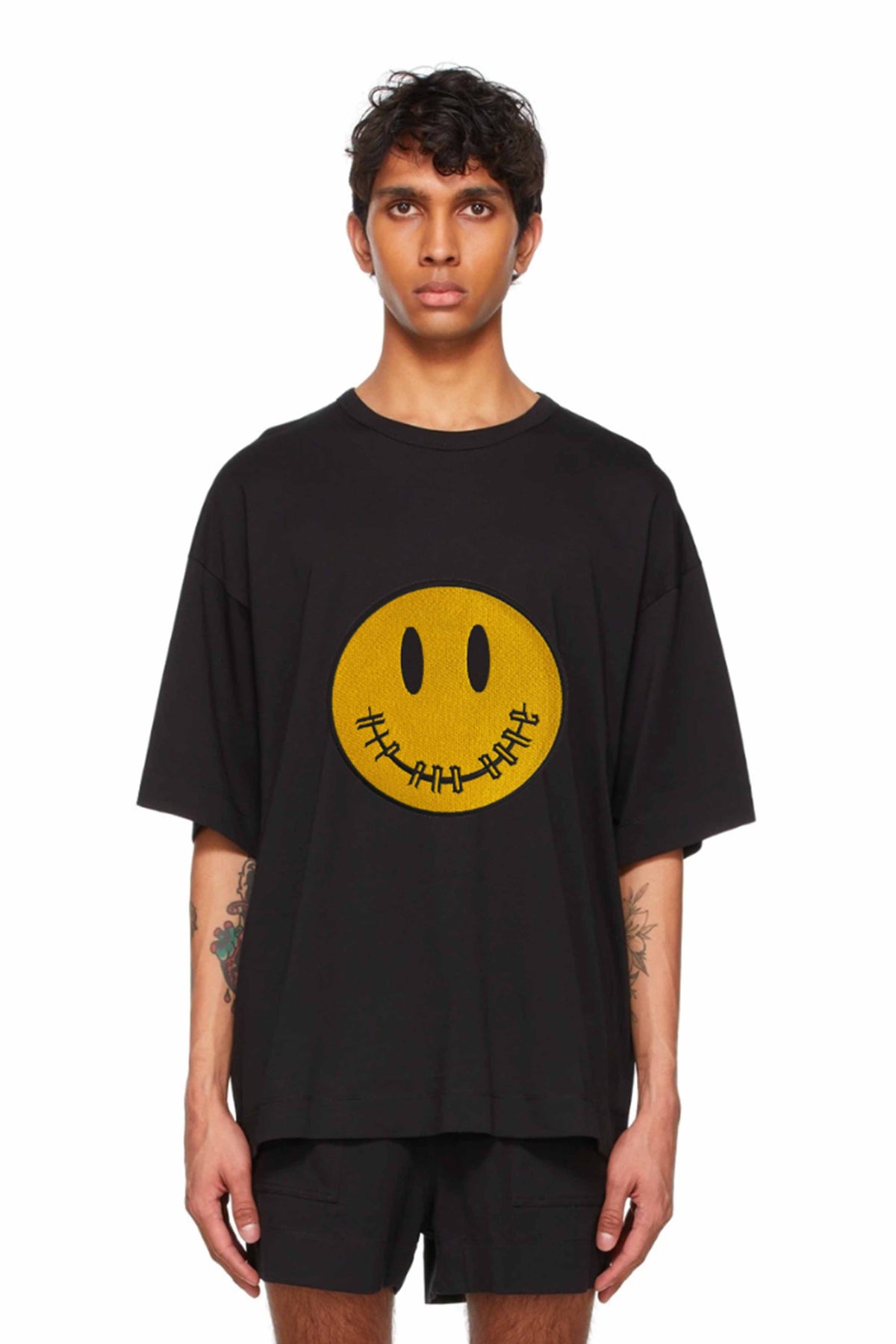 CAMISETA CLÁSICA CON CARITA SONRIENTE AMARILLA