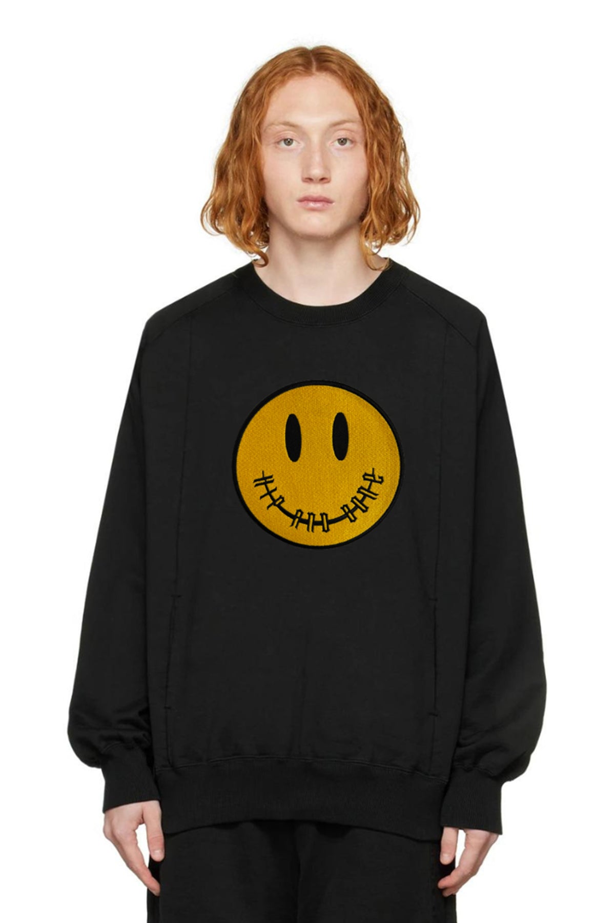 SUDADERA CLÁSICA AMARILLA CON PARCHE DE CARITA SONRIENTE