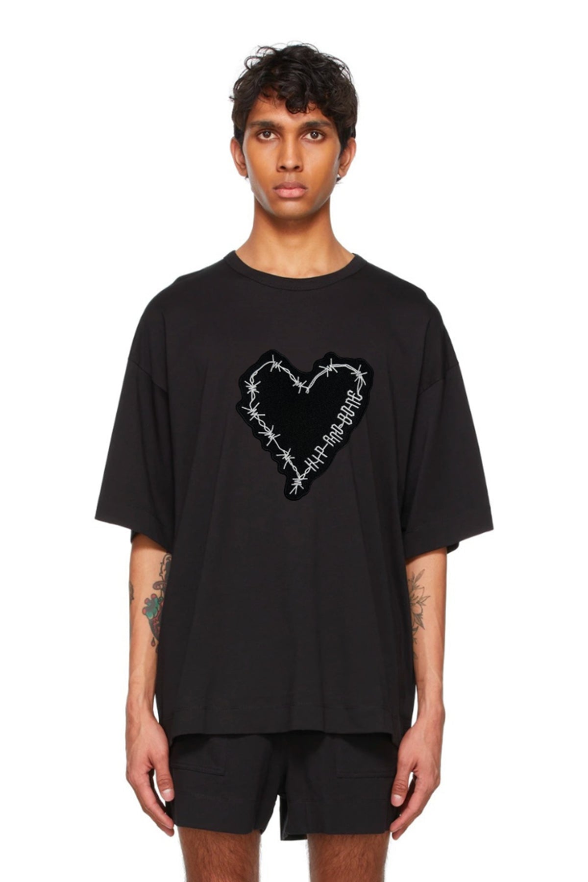 CAMISETA CLÁSICA CORAZÓN CON PINCHOS