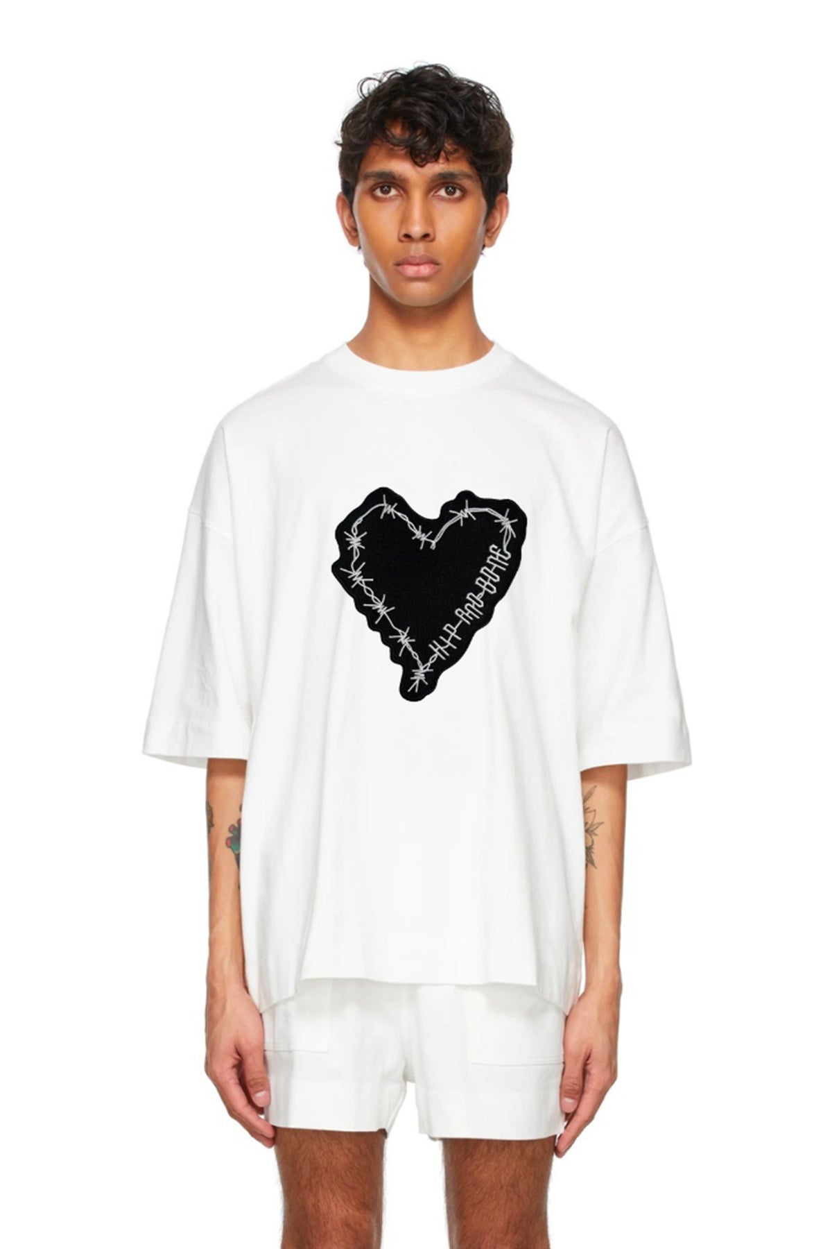 CAMISETA CLÁSICA CORAZÓN CON PINCHOS